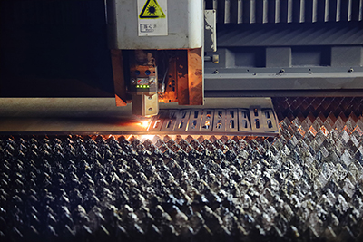 عملية القطع واللحام بالليزر