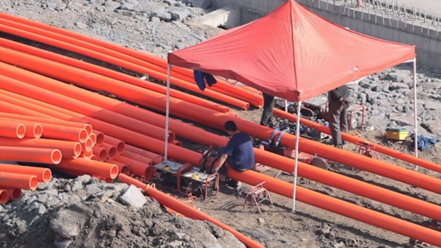 اللحام بالانصهار التناكبي للأنابيب في الموقع