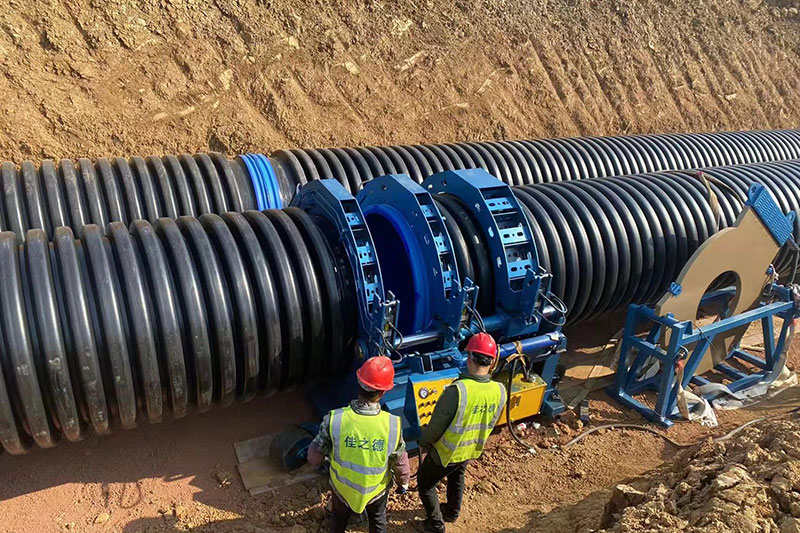 ماكينة لحام تناكبي (لحام مواسير بلاستيك بقطر من 1200 إلى 1600 مم)، مع قفل هيدروليكي