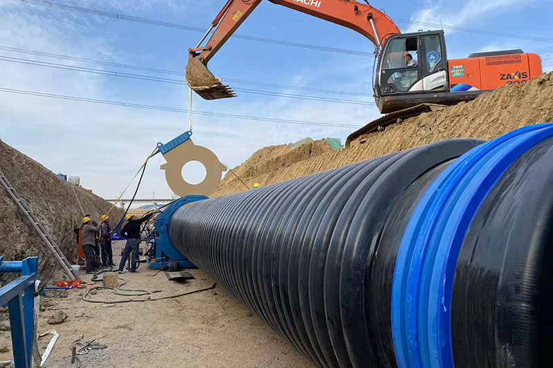 ماكينة لحام تناكبي (لحام مواسير بلاستيك بقطر من 1200 إلى 1600 مم)، مع قفل هيدروليكي